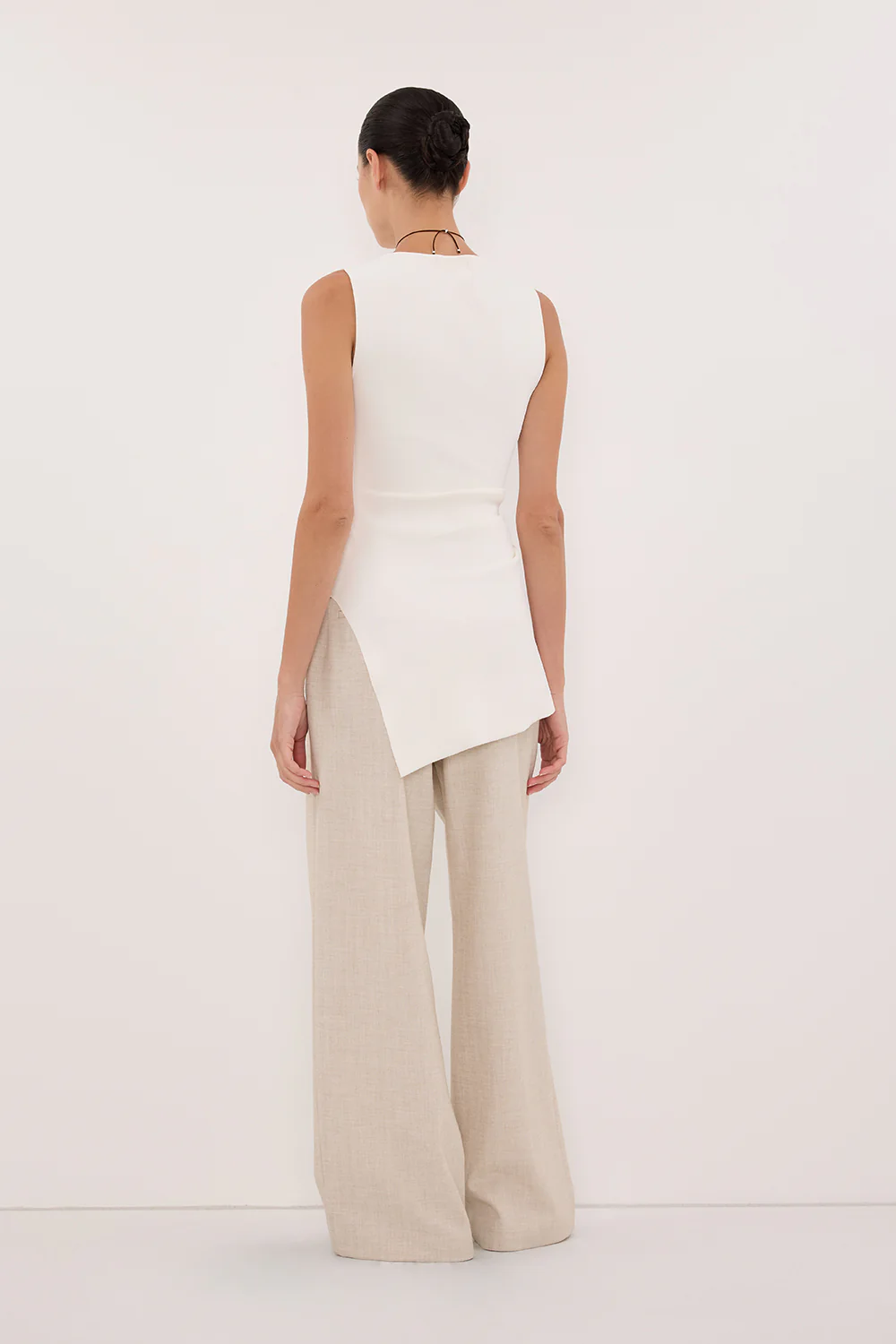 CLEO WHITE SLEEVELESS LONGLINE KNIT TOP  - Image 4