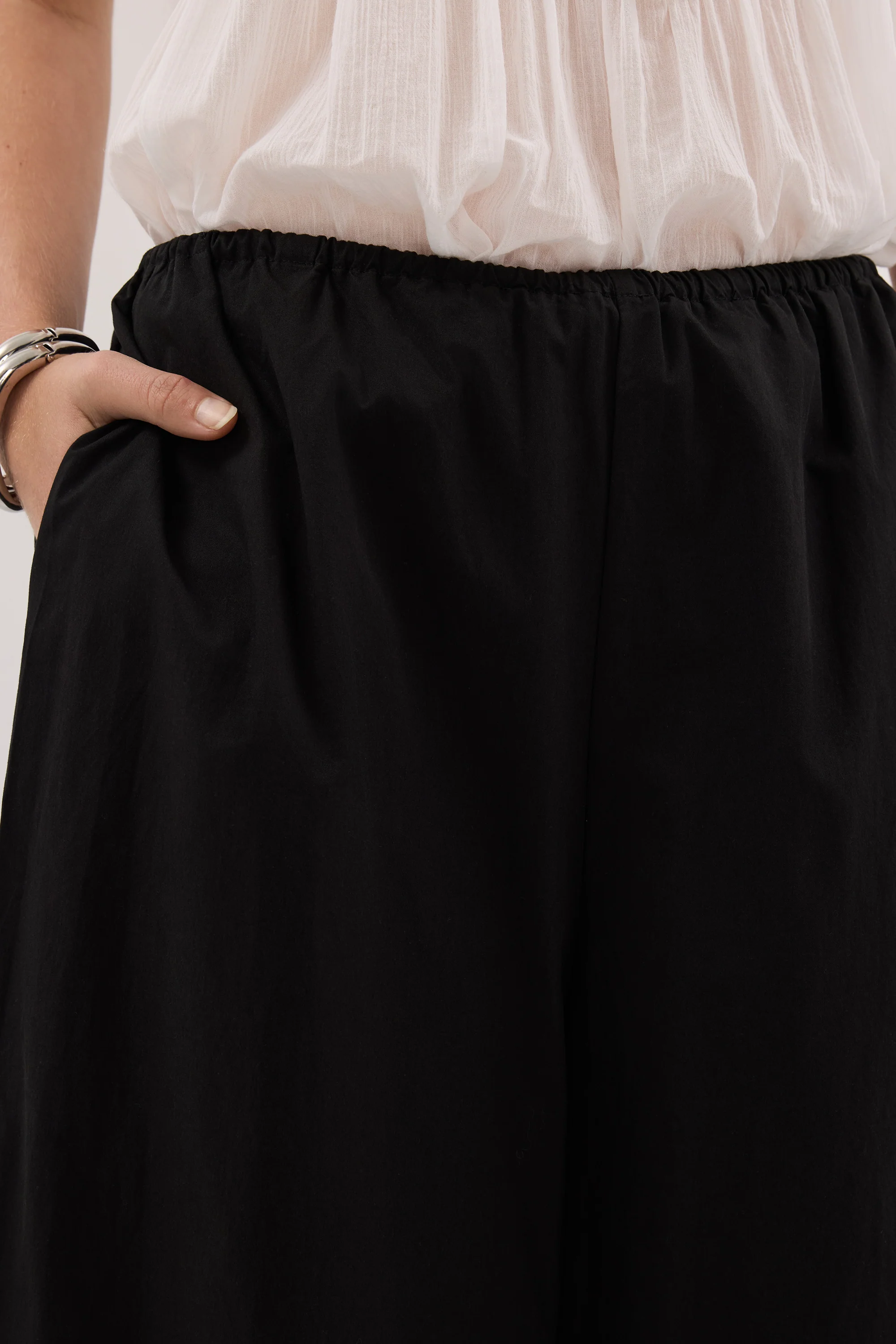 OLIVRA BLACK COTTON CROPPED PANT - Image 5