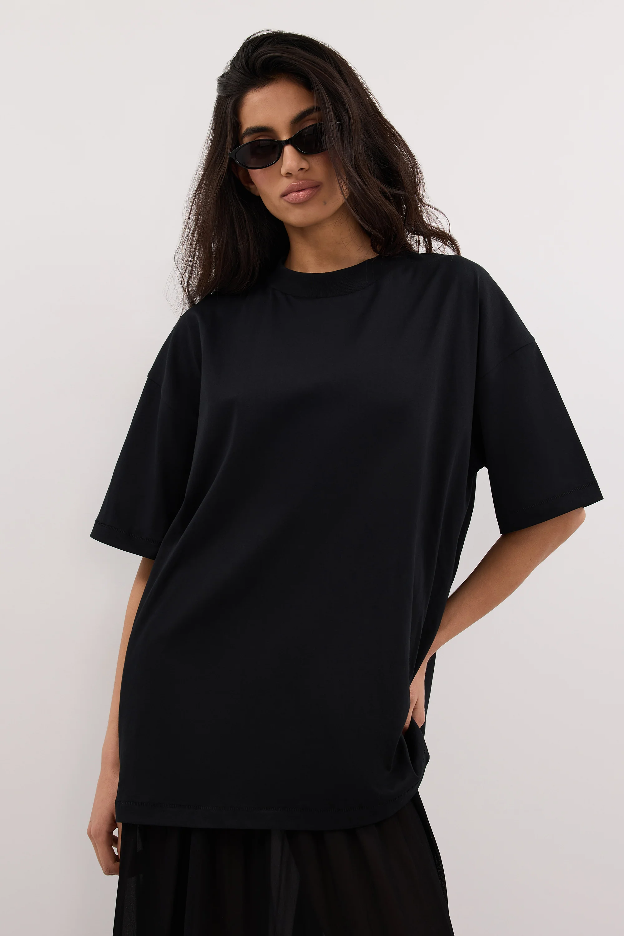 SLOANE BLACK COTTON LONGLINE TEE - Image 2