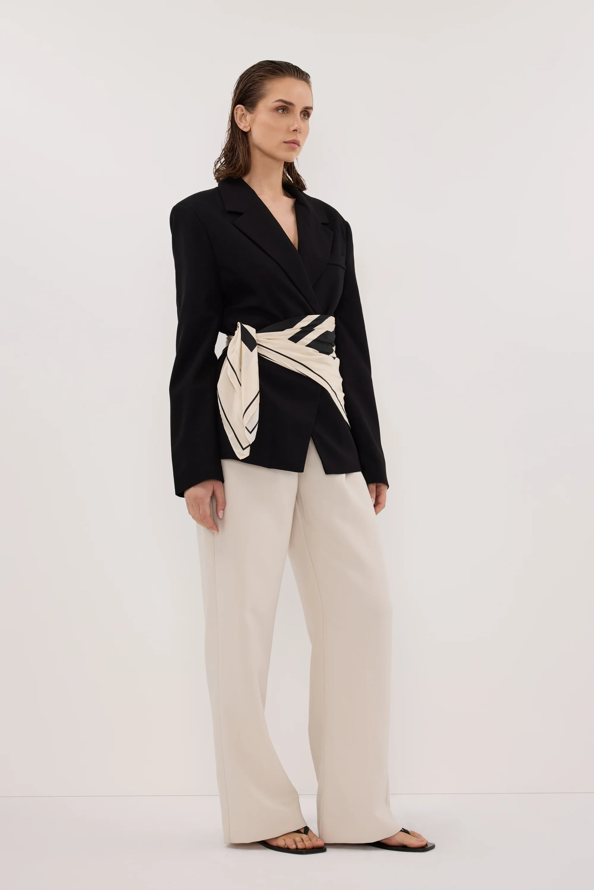 SURI BLACK CINCHED BLAZER - Image 3